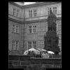 Turisté s deštníky (2837), žánry - Praha 1964 duben, černobílý obraz, stará fotografie, prodej
