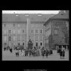 Turiské na 3.nádvoří (2889), Praha 1964 duben, černobílý obraz, stará fotografie, prodej