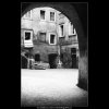 Nádvoří domu (2986-1), Praha 1964 červen, černobílý obraz, stará fotografie, prodej