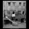Nádvoří domu (2986-3), Praha 1964 červen, černobílý obraz, stará fotografie, prodej