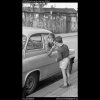 Kluci a auto (2999), žánry - Praha 1964 červen, černobílý obraz, stará fotografie, prodej