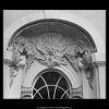 Ozdoba nad oknem na dvoře (3178-1), Praha 1964 září, černobílý obraz, stará fotografie, prodej