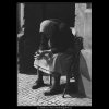 Stará žena (3188), žánry - Praha 1964 září, černobílý obraz, stará fotografie, prodej