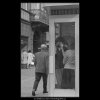 V telefonní budce (3247), žánry - Praha 1964 září, černobílý obraz, stará fotografie, prodej