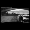 Náplavka pod mostem (3313), Praha 1964 listopad, černobílý obraz, stará fotografie, prodej