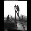 Lampář při práci na Karlově mostě (723-2), Praha 1959 zima, černobílý obraz, stará fotografie, prodej