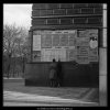 Milenci před plakáty (3632-2), žánry - Praha 1965 duben, černobílý obraz, stará fotografie, prodej