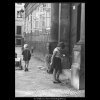 Děti na chodníku (3955-2), žánry - Praha 1965 září, černobílý obraz, stará fotografie, prodej
