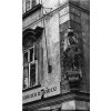 Socha na domě U zlatého anděla (4651), Praha 1966 červenec, černobílý obraz, stará fotografie, prodej