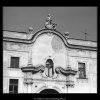 Štít domu a okna (4729-1), Praha 1966 srpen, černobílý obraz, stará fotografie, prodej