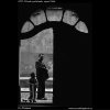 Dveře z průchodu (4797-1), Praha 1966 srpen, černobílý obraz, stará fotografie, prodej