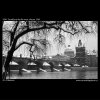 Zasněžený Karlův most (3541), Praha 1965 březen, černobílý obraz, stará fotografie, prodej