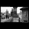 Na Karlově mostě (3888), Praha 1965 srpen, černobílý obraz, stará fotografie, prodej