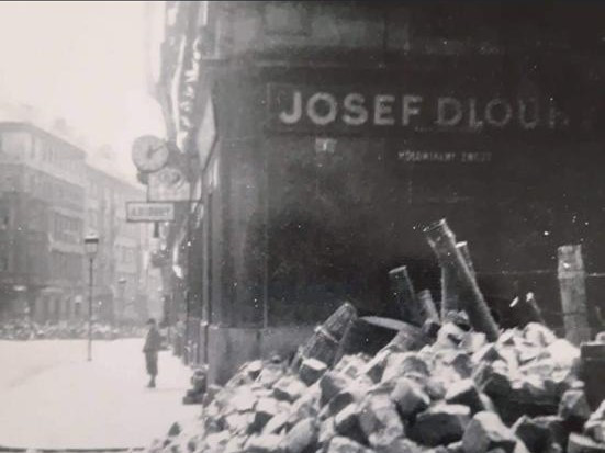 1. letenská pražírna za barikádou