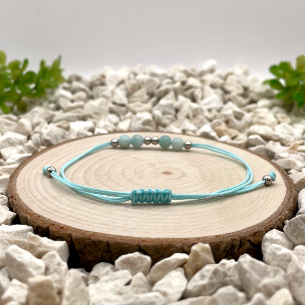 Jak správně uvázat a nosit provázkový náramek