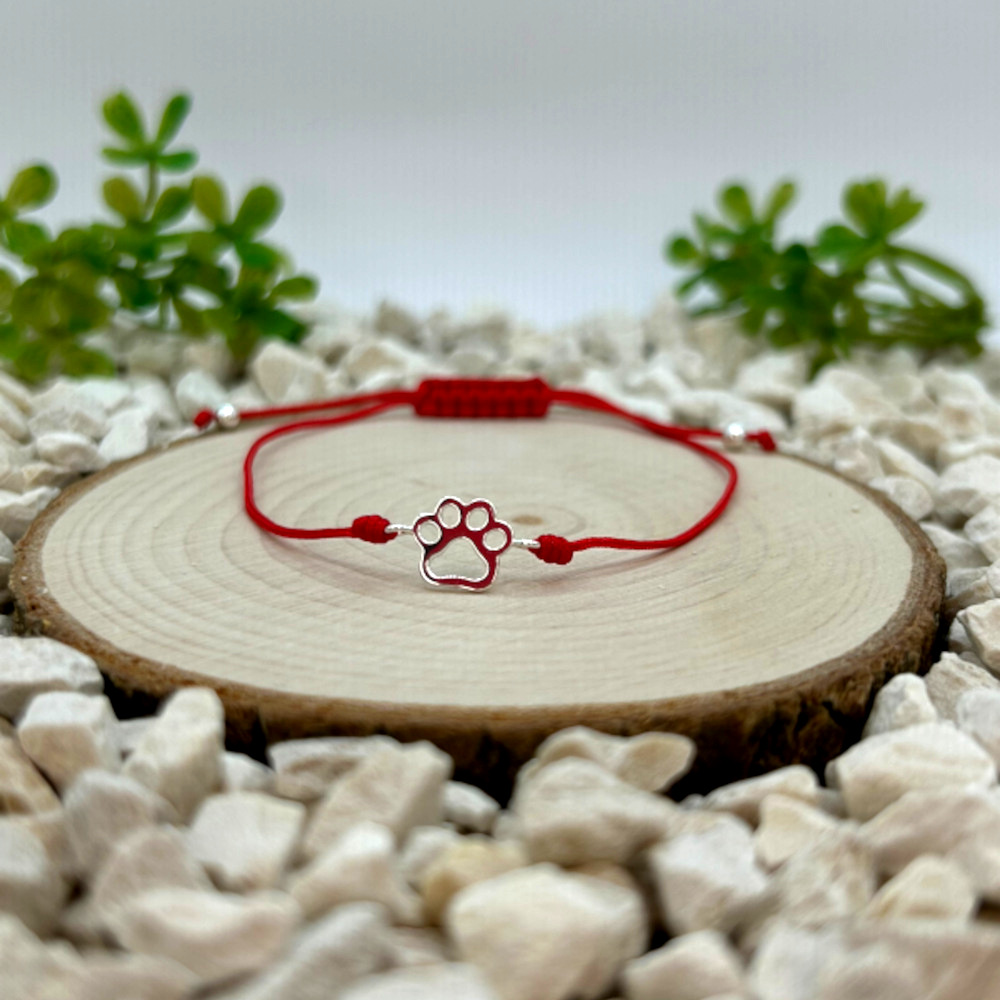 Co je provázkový náramek a proč je tak oblíbený?