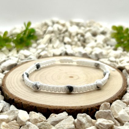 Macramé náramek s magnezitem – bílý náramek pro klid a vnitřní rovnováhu