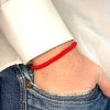Jednobarevný červený náramek přátelství na ruce