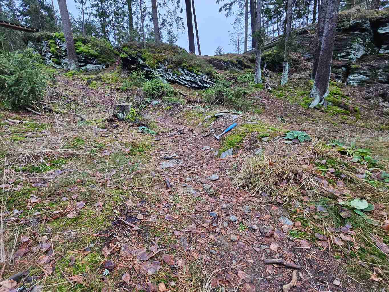 antropogenni-tvar-klopena-zatacka-trailu