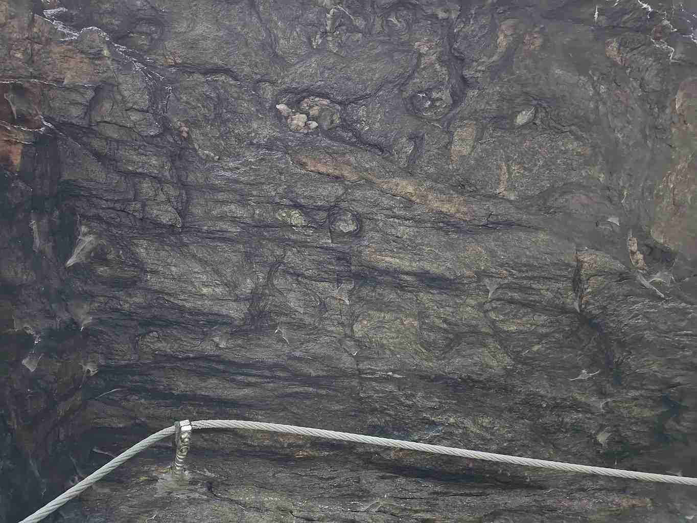 dovrchni-pohled-na-ruzne-prohlubne-v-plose-previsu