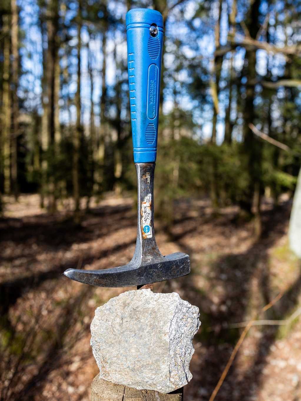 kladivo-svor-GeologieAsska.cz-GeoVychazky.cz-CertovySkalyAs.cz