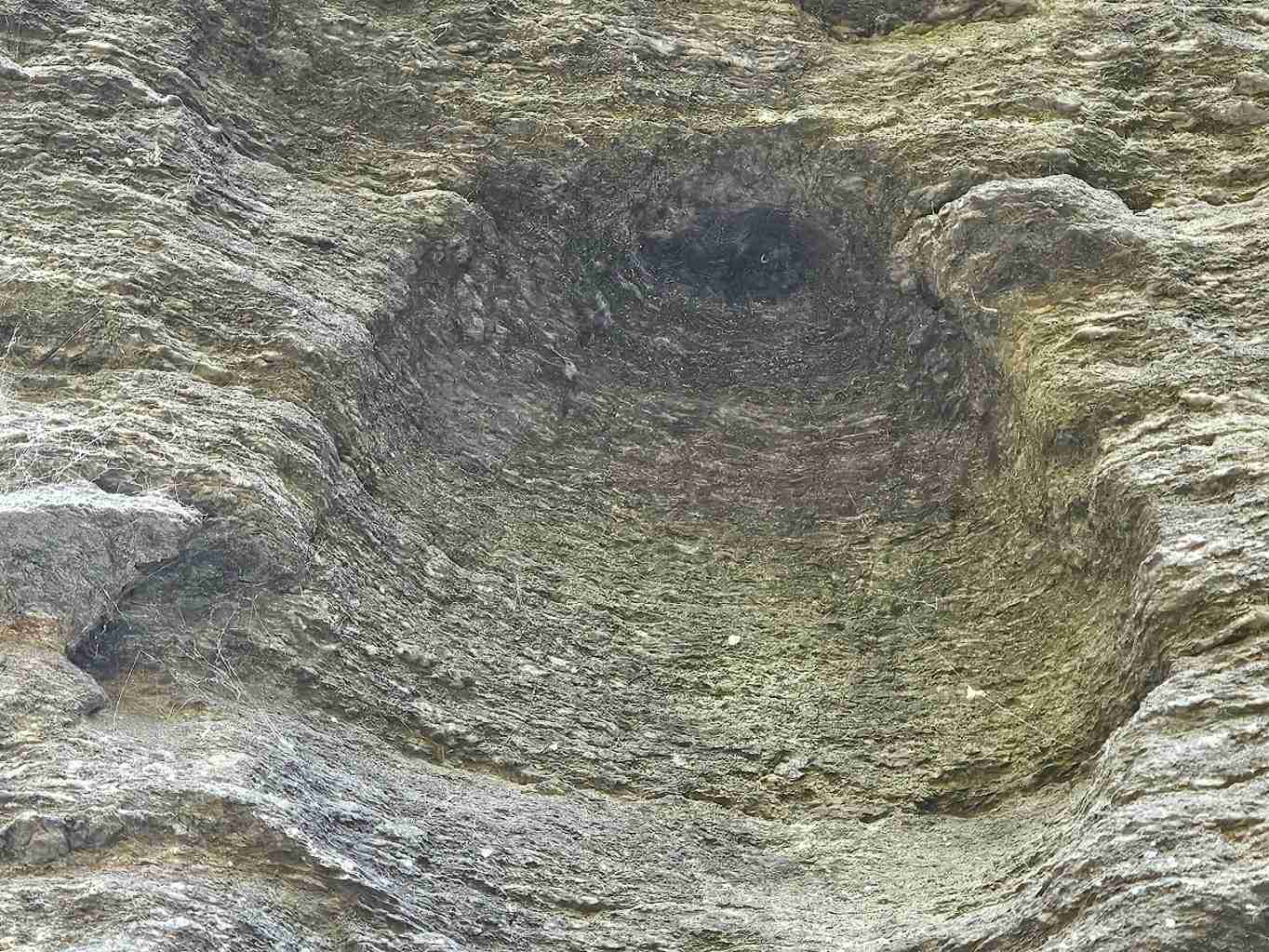 konkavni-otevreny-tvar-kuzelovite-se-zuzujici