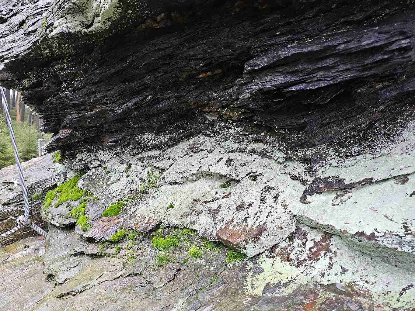 kremenne-polohy-s-ryhovanim-a-akrecnimi-prirustky