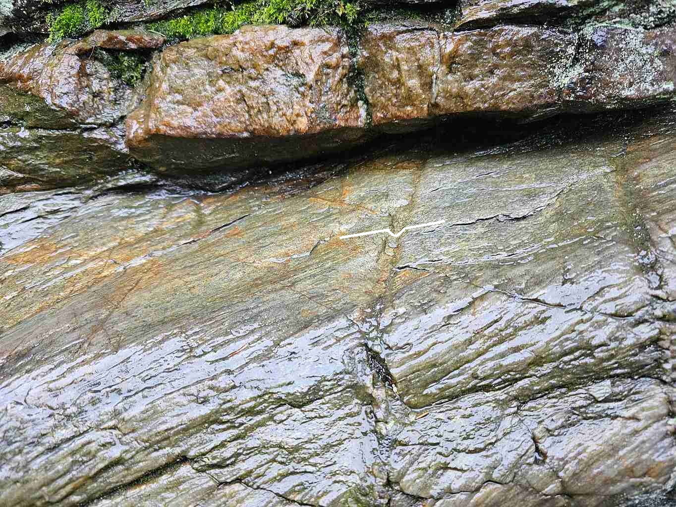 pruhyb-nad-kompetentním-materialem-vyznaceno