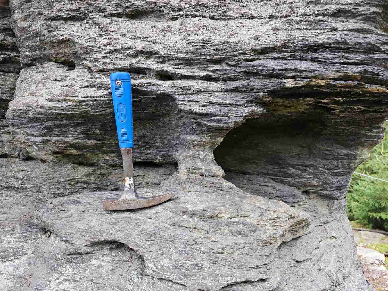 skalni-okno-poniceni-otlukem-oslapem-a-oterem