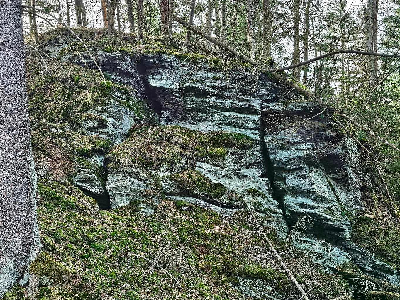 via-farrata-as-certovy-kameny-skaly-GeologieAsska.cz-celkovy-pohled-rozevrene-pukliny-web