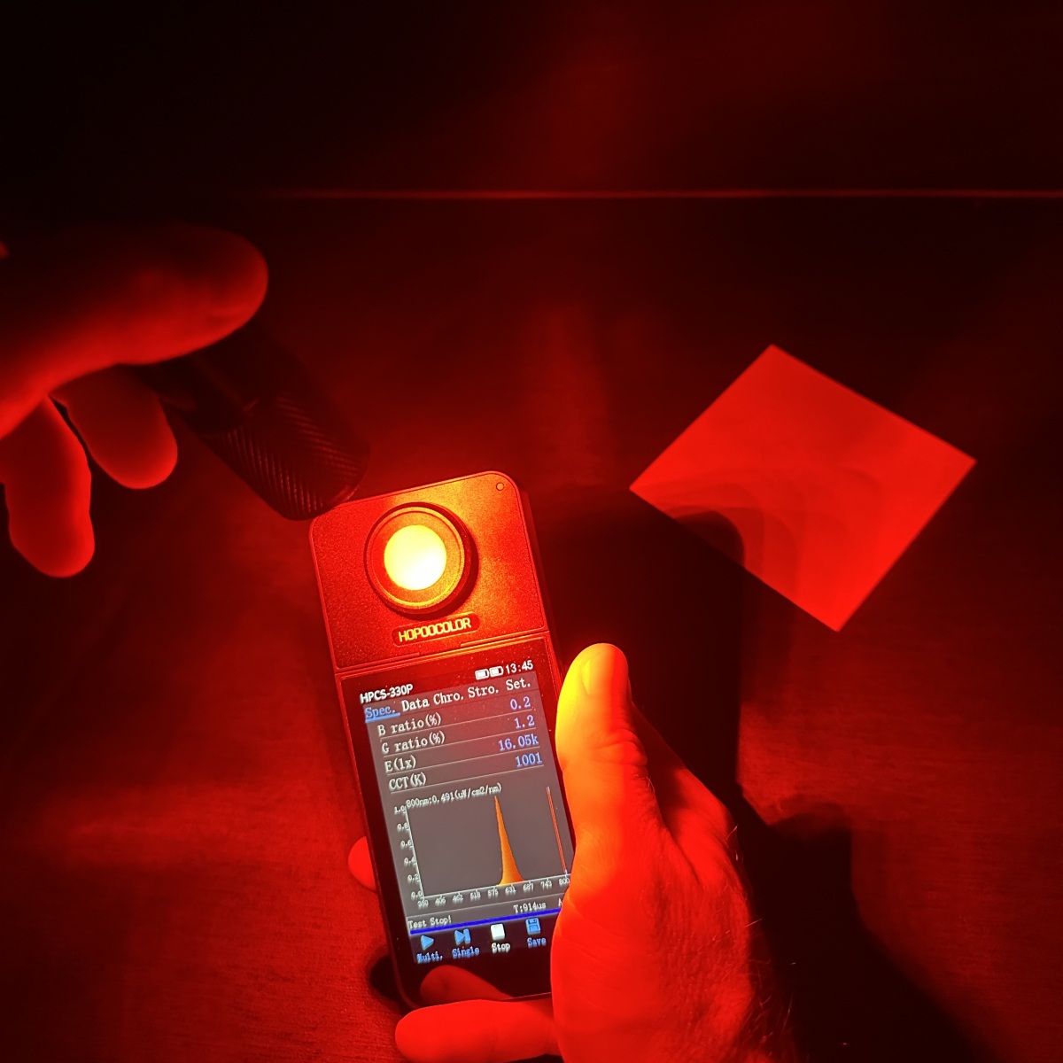 led-svitilna-cervena-mereni-rucni-spektrogram