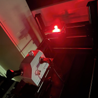  noční svítilna měřená na laboratorním spektrálním analyzátoru