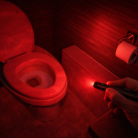  nocni toaleta pri sviceni cervenou baterkou
