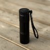 led svitilna cervena outdoor na drevene podlaze stojici