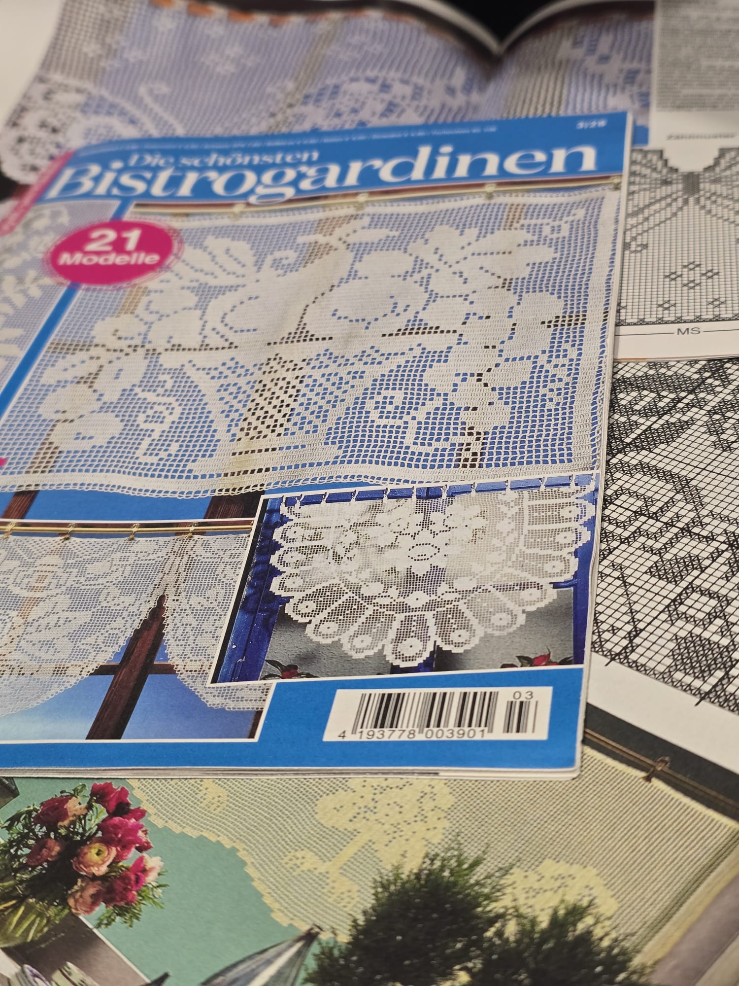 Vdechněte svým oknům chalupářské kouzlo: Objevte 21 modelů na háčkované záclonky s magazínem Spaß am Häkeln