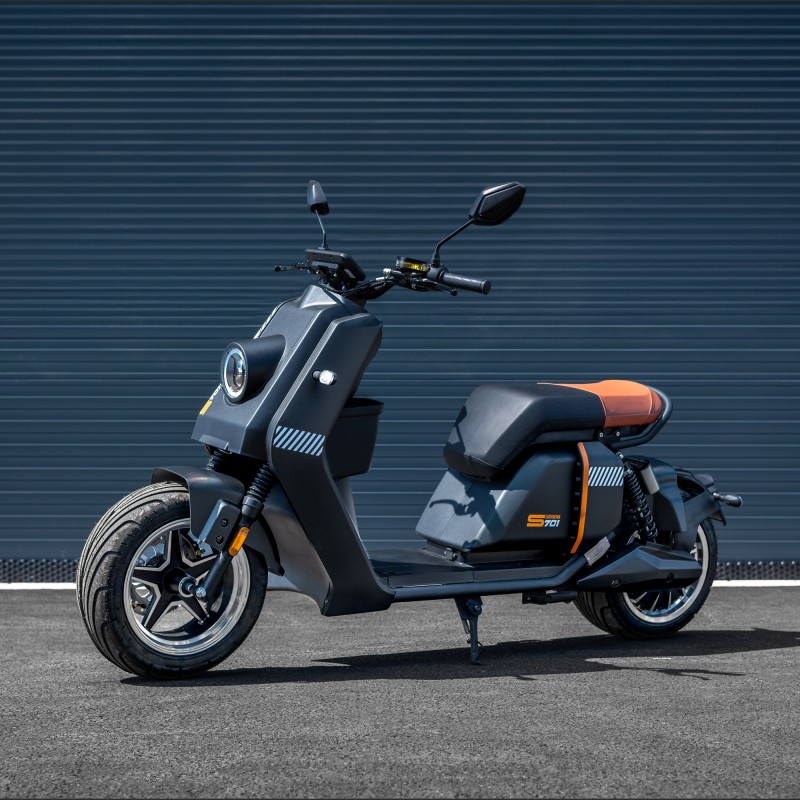 Leramotors Lera Scooters C7 3000W - elektrický skútr, černá sestavíme / zprovozníme / dovezeme / předvedeme na místě a zaškolíme / platí do 100 km od Litomyšle a to vše ZDARMA!