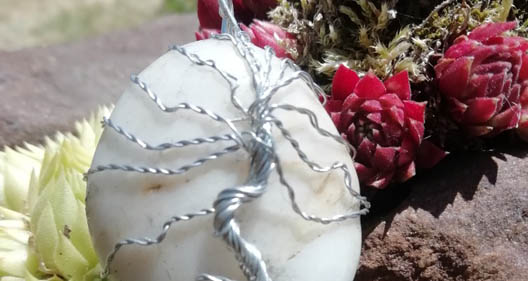 Pokyny na výrobu prívesku s kamienkami