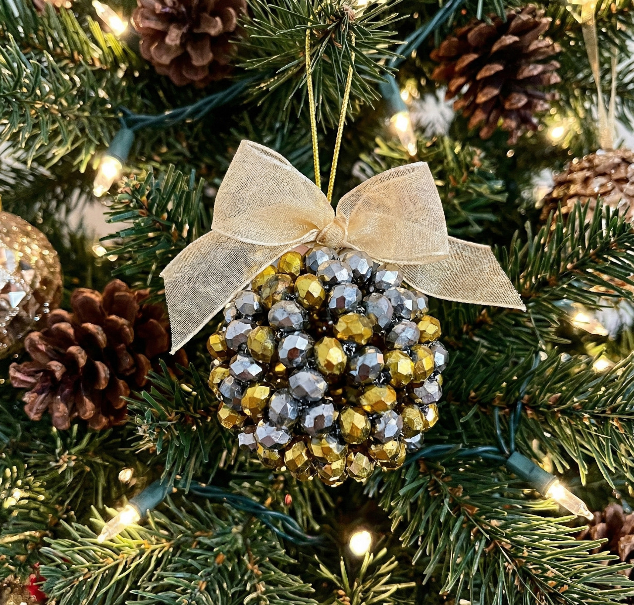 Návod na trblietavý vianočný prívesok z korálikov