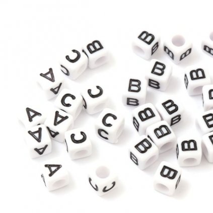Plastová korálka kocka písmenko “M” 6mm