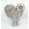 urna srdce v dlanich rucni malba a foto zena