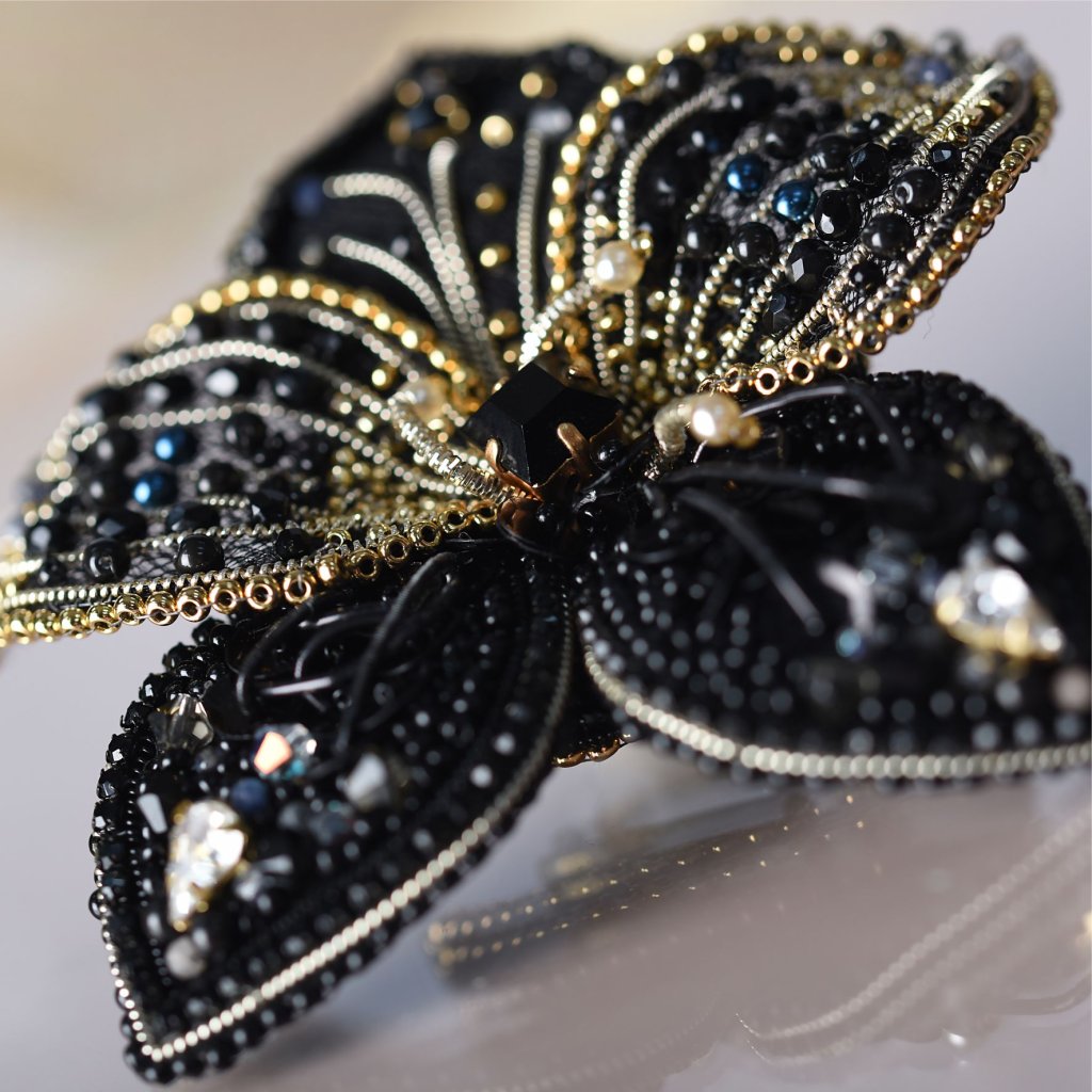 Česká brož „Tajemná orchidej“ – okouzlující 3D šperk v luxusním dárkovém balení