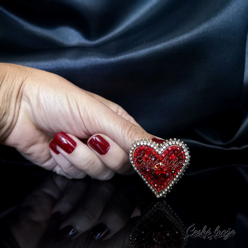 Česká brož na šaty Granátové srdce originální autorský šperk Lucie Tomanové