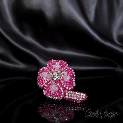 Česká brož „Rubínové štěstí“ - okouzlující šperk v luxusním dárkovém balení