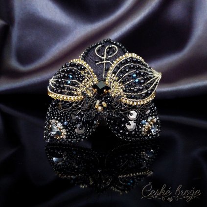 Česká brož „Tajemná orchidej“ – okouzlující šperk v luxusním dárkovém balení