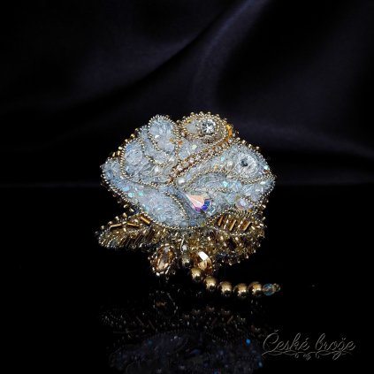 Česká brož „Křišťálová růže“ – okouzlující šperk v luxusním dárkovém balení