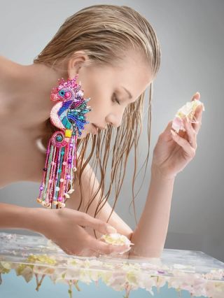 Kalendář Preciosa 2026 Tento extravagantní šperk – Českou brož "Mořský koník" – jsem tvořila z minerálů křemene, variet...