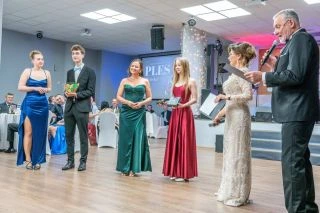 Minuly týden na Reprezentačnim plese města Zlínska jsem mela tu čest předat šperky z mé dílny - "Barevnou kytici" - Českou...