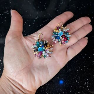 I tito miláčci už míří ke své majitelce 💎💐 České náušnice "Barevná kytice" jsem tvořila z minerálů křemene (čiré variety...