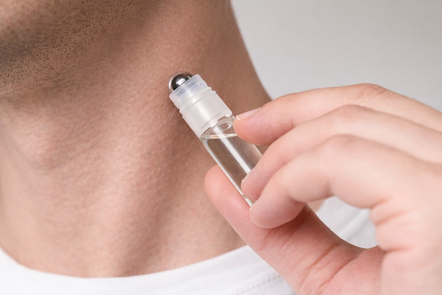 Aplikace feromonů na krk - pulzní bod