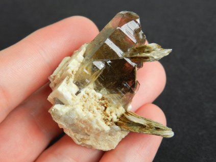 zahneda krystal netradicni zajimavy vzorek zarostly muskovit podlozkovy albitu obrazky 1